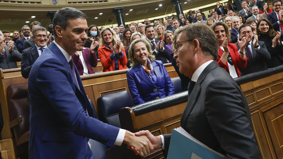 El líder del PP, Alberto Núñez Feijóo estrecha la mano del presidente del Gobierno en funciones, Pedro Sánchez