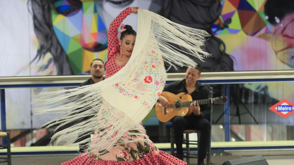 Un grupo de flamenco actua en el metro de Madrid