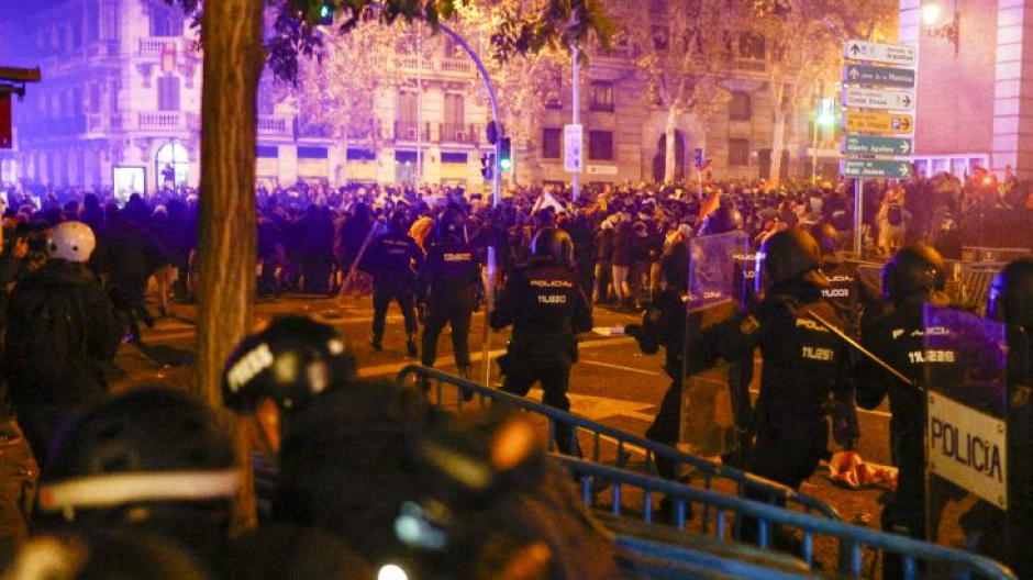 MADRID, 16/11/2023.- La concentración contra la amnistía convocada en las inmediaciones de la sede del PSOE en la madrileña calle de Ferraz ha desembocado, una noche más, en incidentes y cargas policiales para dispersar a los manifestantes. EFE/Rodrigo Jiménez