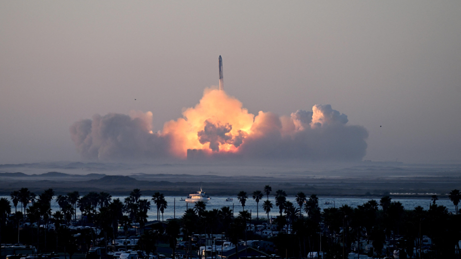 La nave Starship despega desde la plataforma de lanzamiento, en Boca Chica (Texas), este sábado
