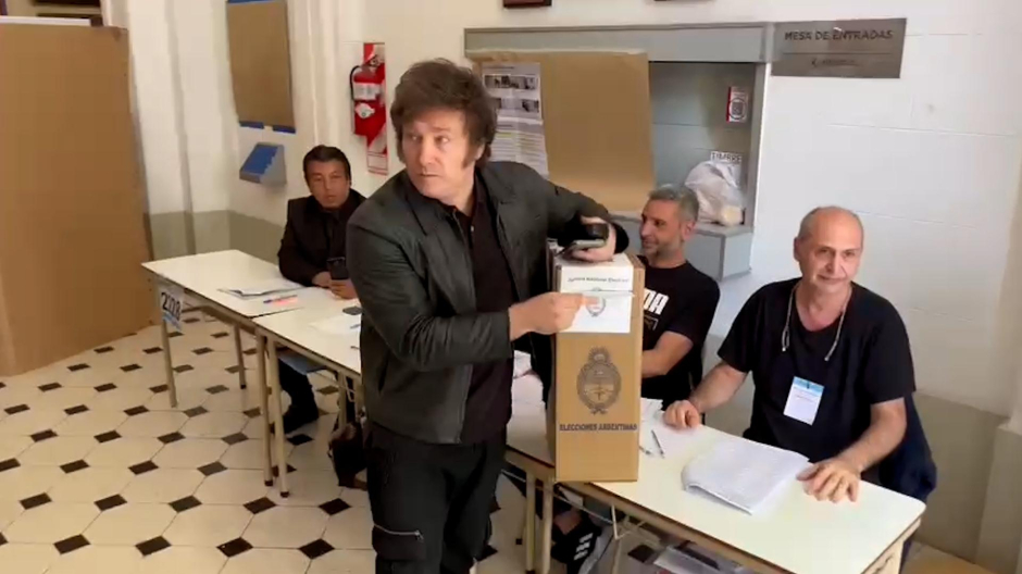 El candidato a la presidencia argentina Javier Milei deposita su voto en las urnas