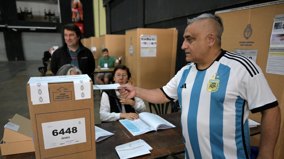 Un argentino deposita su voto en un centro de votación de Buenos Aires