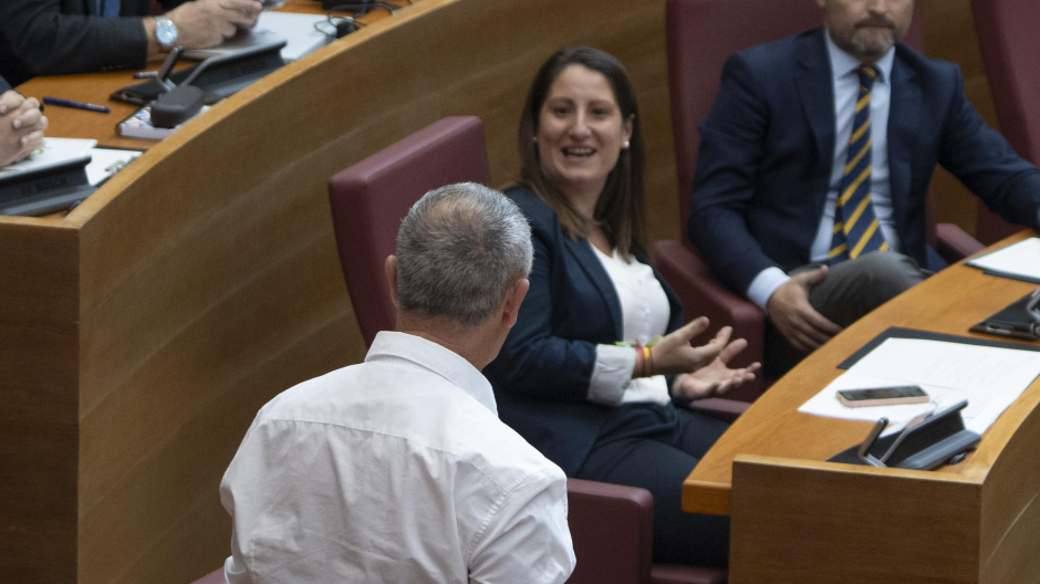 Joan Baldoví se levanta amenazante de su asiento contra la diputada de Vox Ana Vega