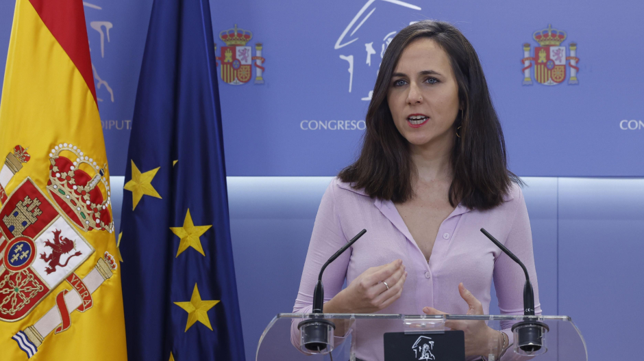 La diputada de Podemos Ione Belarra durante la rueda de prensa en el Congreso de los Diputados