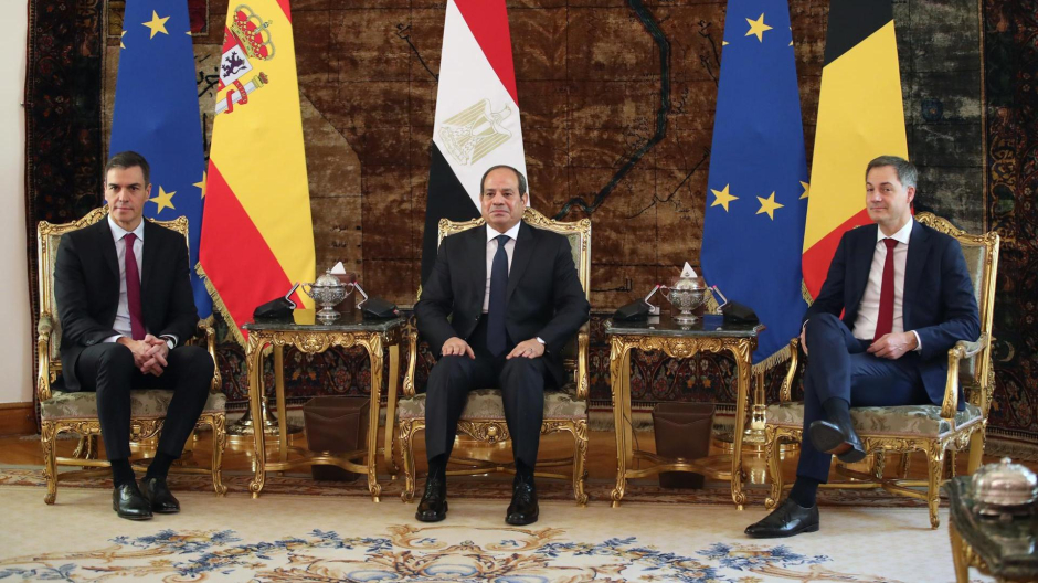Pedro Sánchez y  Alexander De Croo, con presidente egipcio, Abdel Fattah Al Sisi (en el centro)