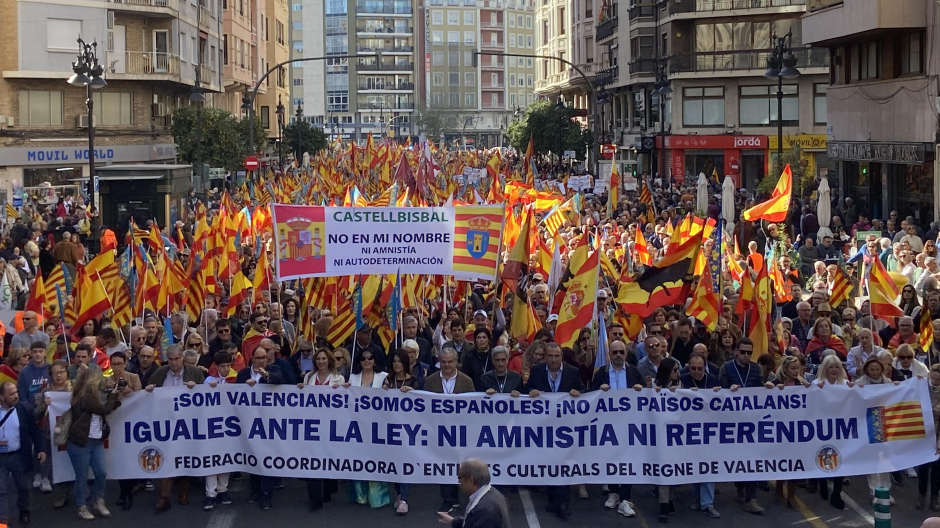 Miles de valencianos, en la manifestación contra la ley de amnistía