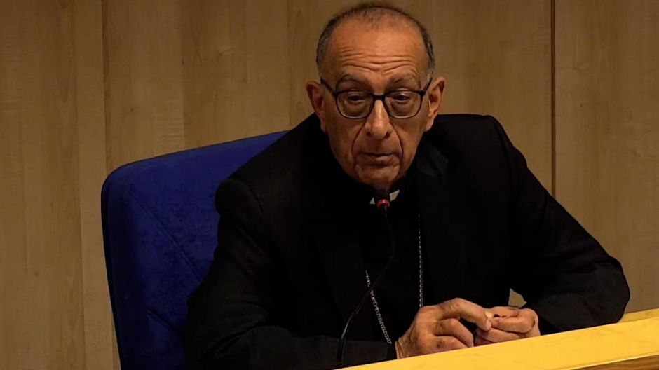 Omella, sobre la salud del Papa: «El pobre hombre anda muy mal, pero la cabeza y la garganta las tiene fenomenal»