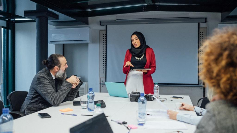Una mujer con velo islámico, en una reunión de trabajo