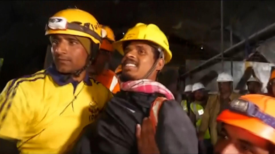 Trabajadores indios rescatados de un túnel tras permanecer 17 días atrapados en él