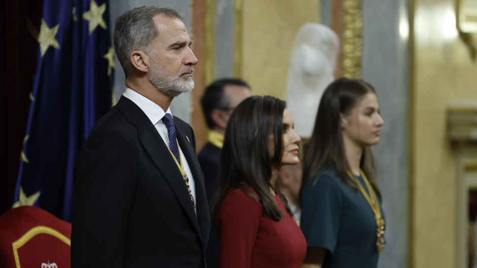 El himno de España resuena en el Congreso ante la presencia de la Familia Real