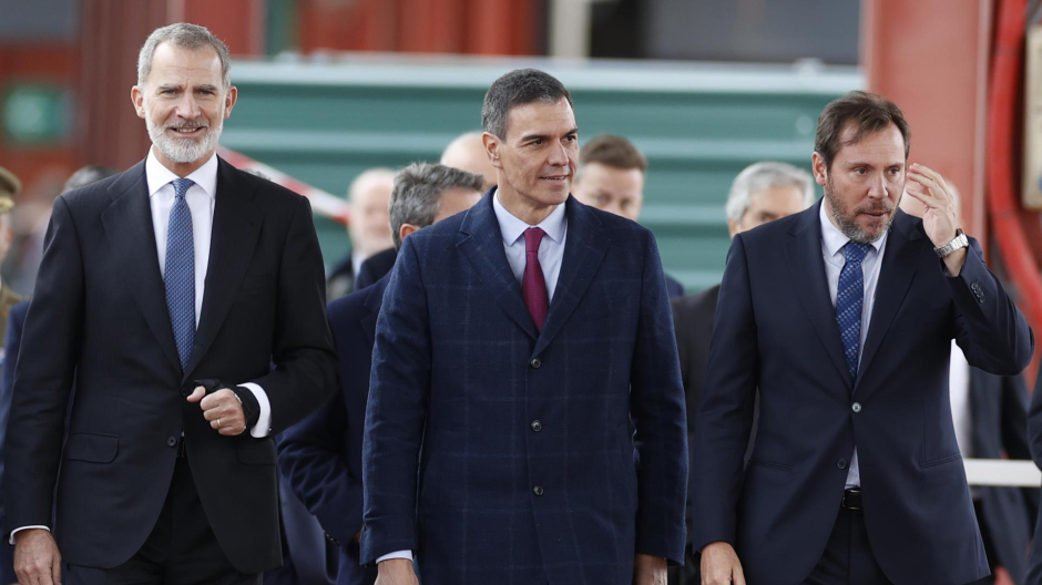 El Rey Felipe VI, el presidente del Gobierno, Pedro Sánchez; y el ministro de Transportes y Movilidad Sostenible, Óscar Puente