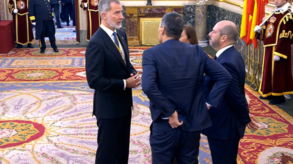 Sánchez se salta el protocolo y se coloca los pantalones mientras habla con el Rey