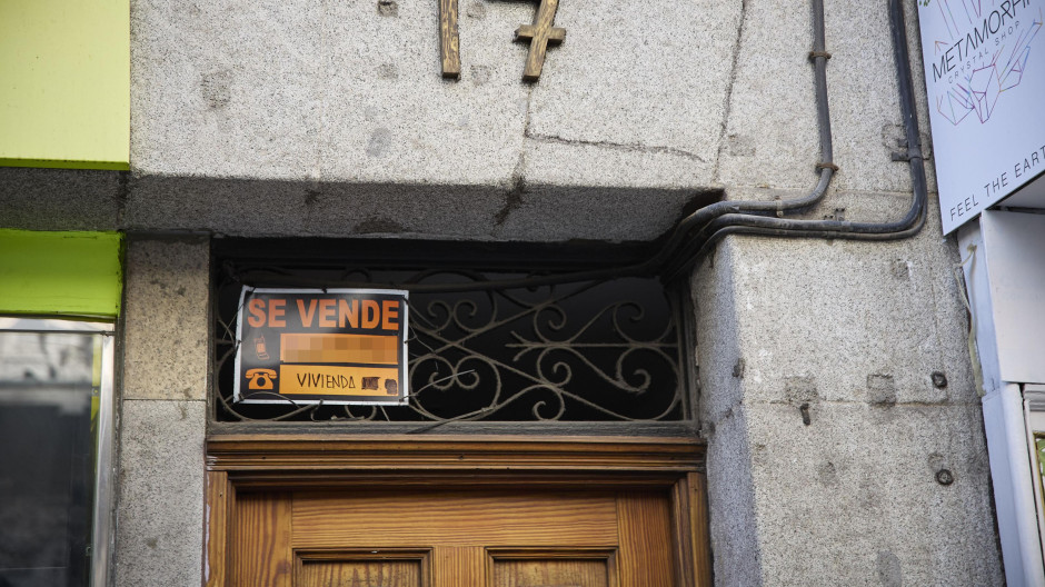 Cartel de una vivienda en venta en el escaparate