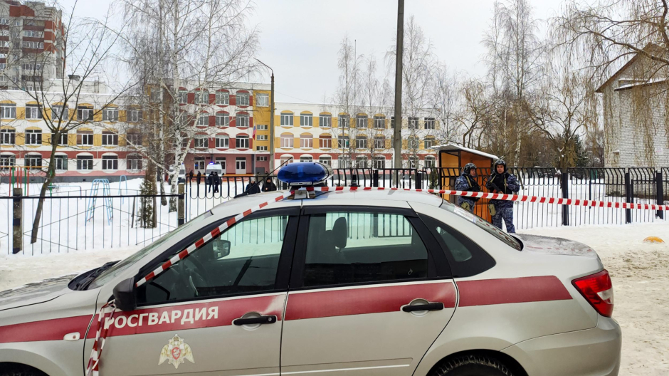 Un coche de la Policía rusa frente al colegio de Bryansk