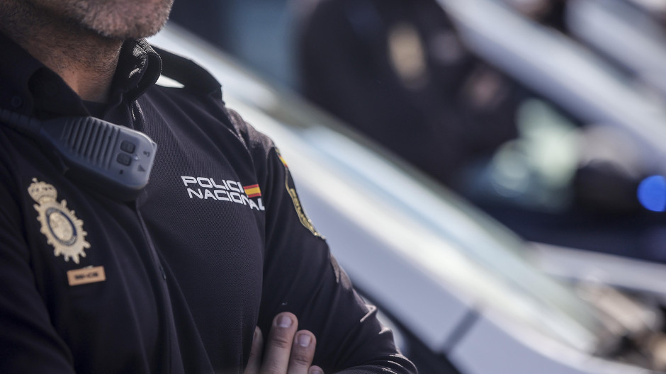 Un agente de la Policía Nacional en la Comunidad Valenciana, este noviembre