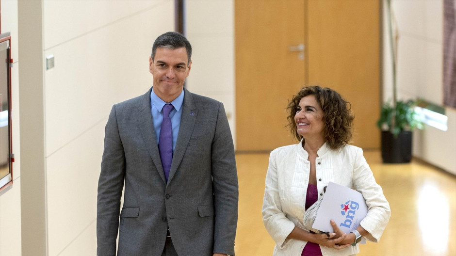 La ministra de Hacienda, María Jesús Montero, y el presidente del Gobierno, Pedro Sánchez.