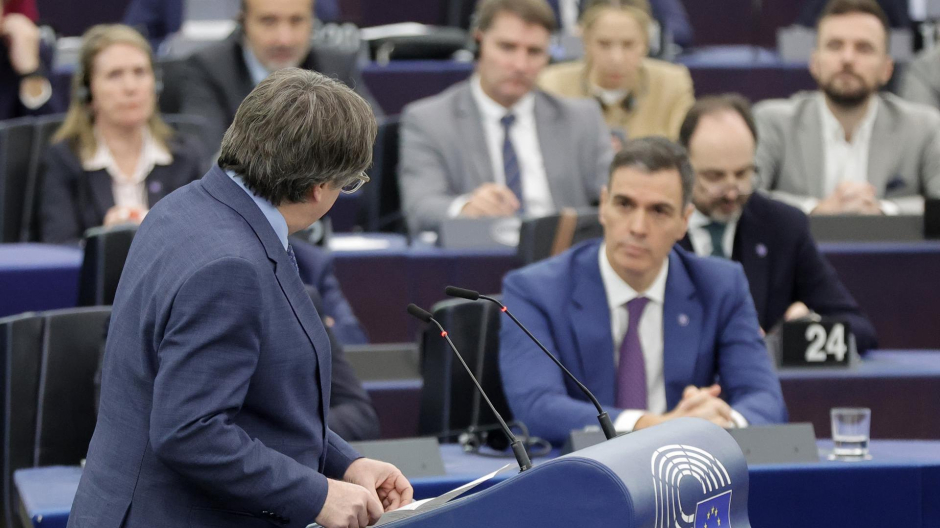 Carles Puigdemont se dirige a Pedro Sánchez en el Parlamento Europeo