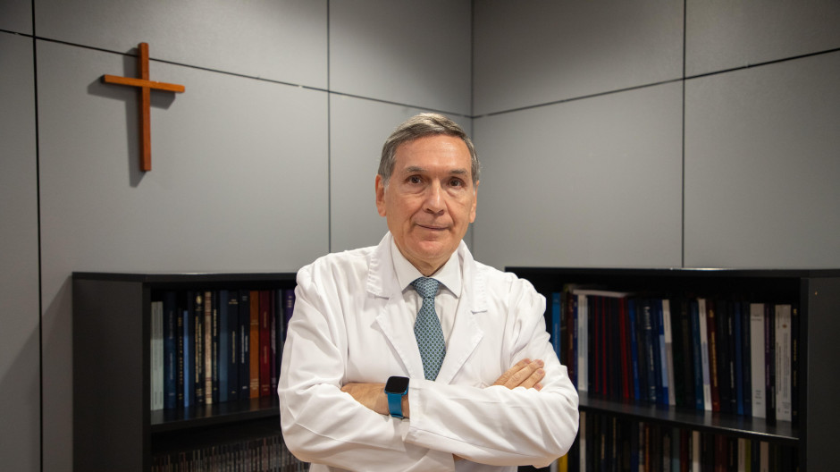 El decano de la Facultad de Medicina por la Universidad CEU San Pablo, el Doctor Tomás Chivato