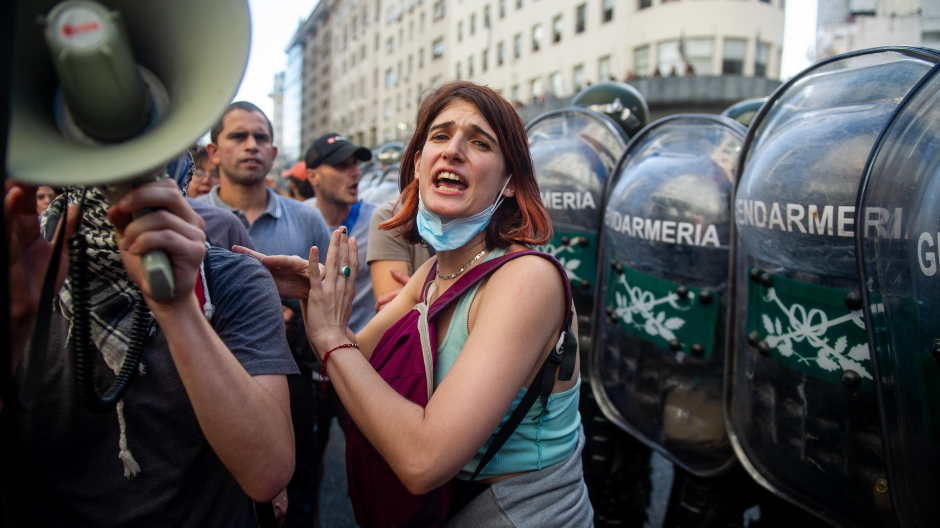 Manifestante en la Plaza de Mayo de Buenos Aires