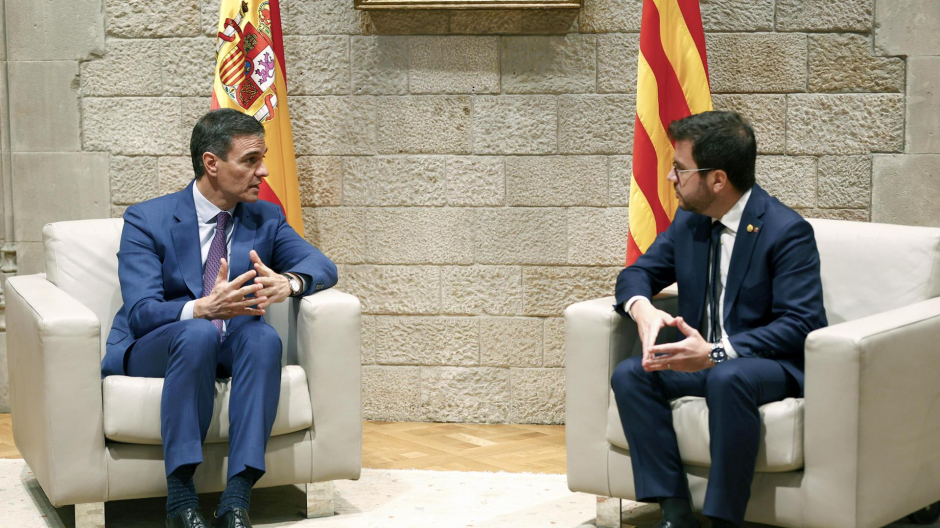 El presidente del Gobierno, Pedro Sánchez, y el presidente de la Generalitat, Pere Aragonès, en el Palau de la Generalitat