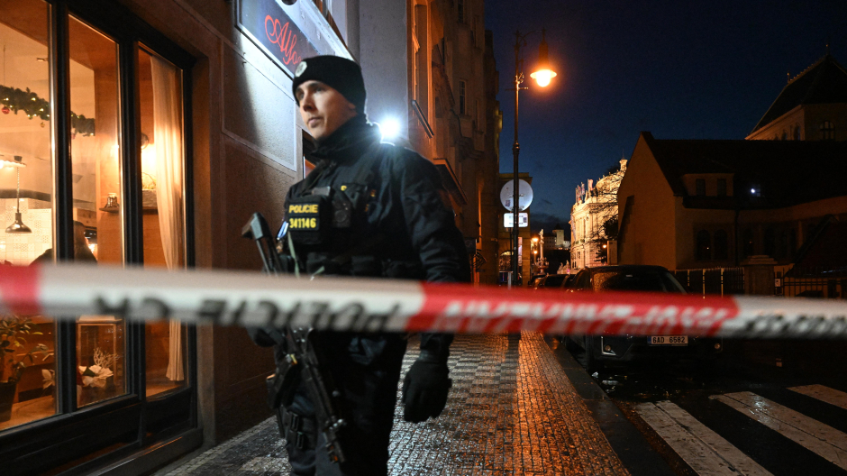 Un oficial de policía asegura el área cerca de la Universidad Carolina, en el centro de Praga