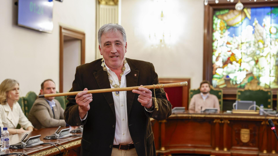 El concejal de Bildu, Joseba Asirón, con el bastón de mando de la ciudad de Pamplona