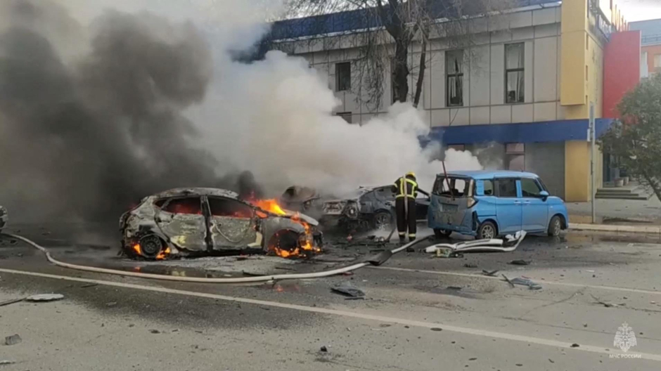 Varios coches en Belgorod arden en llamas tras ser impactados en el ataque
