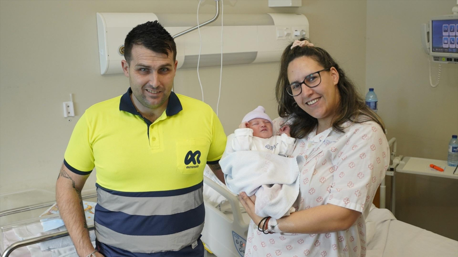 Fran Barreiro y Jenny Gallego, padres primerizos, posan con su hijo Kylian, que ha sido el primer bebé nacido en 2024 en España, en el Hospital Álvaro Cunqueiro, a 1 de enero de 2024, en Vigo, Pontevedra, Galicia (España)