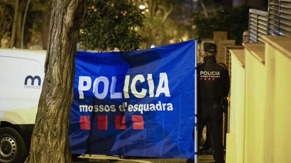 Los Mossos d'Esquadra investigan la muerte de un padre y sus dos hijos, de 7 y 10 años, en el interior de un piso del distrito barcelonés de Horta-Guinardó