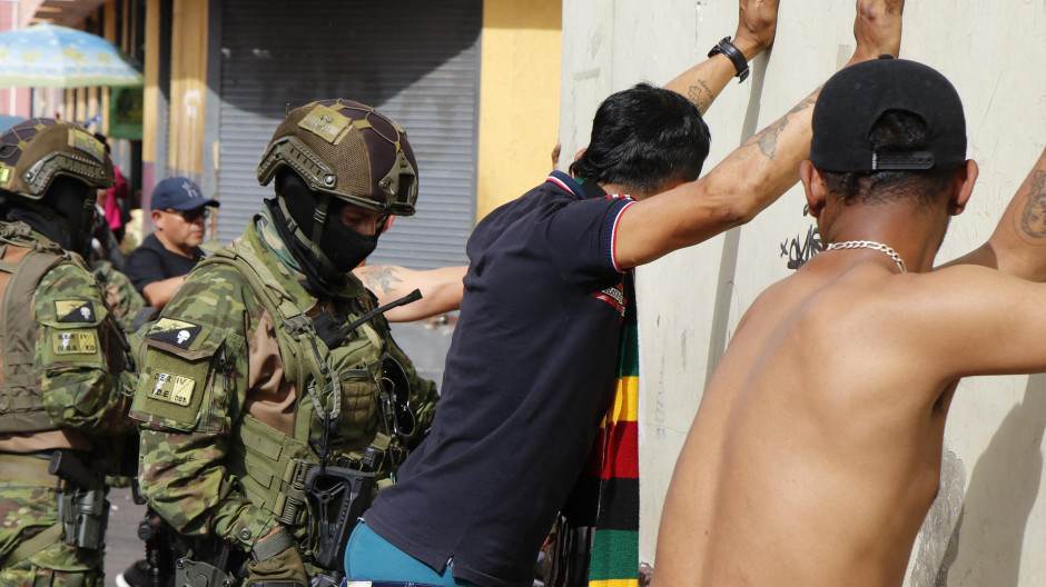 Soldados del Ejército de Ecuador realizan capturas en las calles de Quito