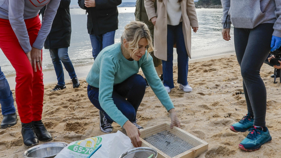 Yolanda Díaz visita una playa de Galicia y aprovecha para hacer campaña fotografiándose con los pélets