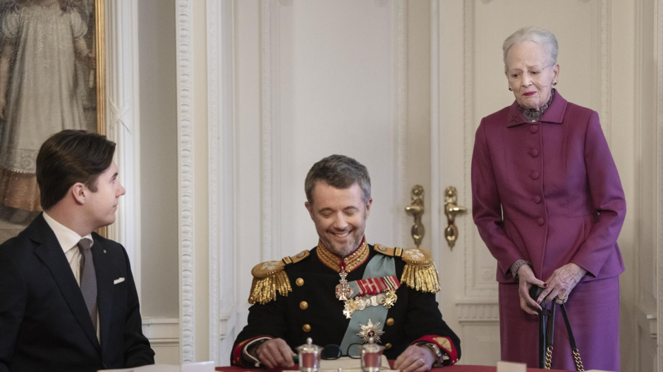 Margarita de Dinamarca observa en segundo plano a Federico X ante la mirada de su nieto Christian