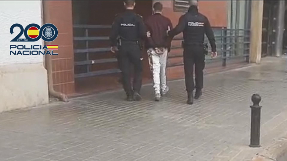 Detenido un hombre tras prender fuego a varios contenedores en Valencia