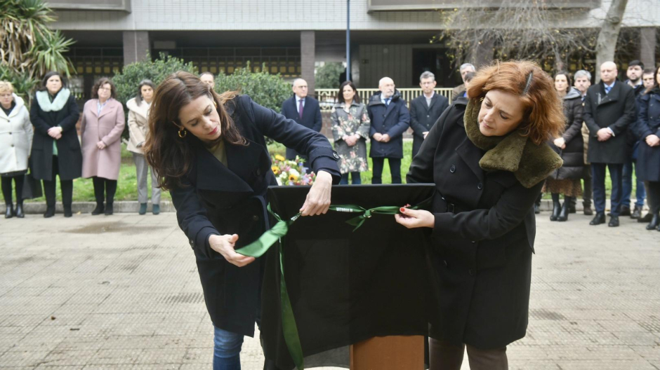 La alcaldesa de Vitoria, Maider Etxebarria (izda) y la presidenta de la Fundación, Cristina Cuesta (dcha) durante la inauguración de los jardines Miguel Ángel Blanco