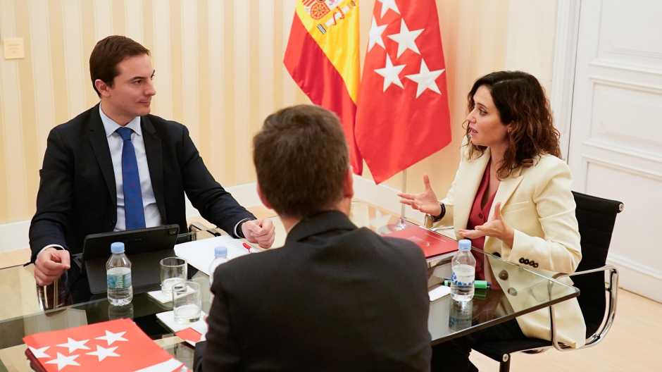La presidenta de la Comunidad de Madrid, Isabel Díaz Ayuso, y el portavoz del PSOE, Juan Lobato