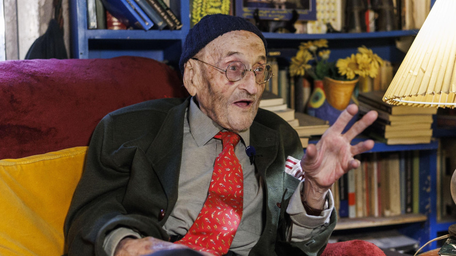 Álvaro Pombo en su casa de Madrid