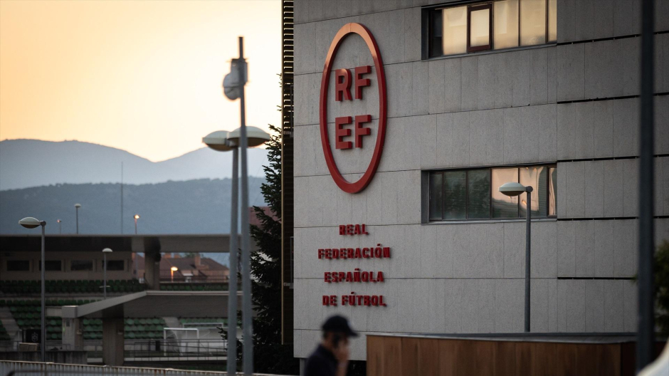 Fachada de la sede de la Real Federación Española de Fútbol (RFEF)