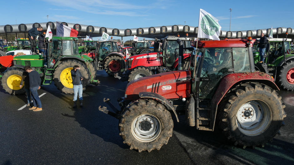 Tractores de los agricultores franceses bloquean autovías en toda Francia