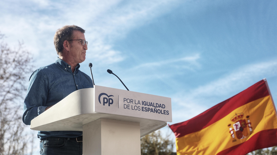 El presidente del Partido Popular, Alberto Núñez Feijóo, interviene durante una manifestación convocada por el PP