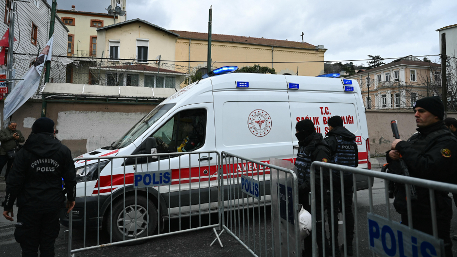 Una ambulancia sale de la iglesia de Santa María, en Estambul