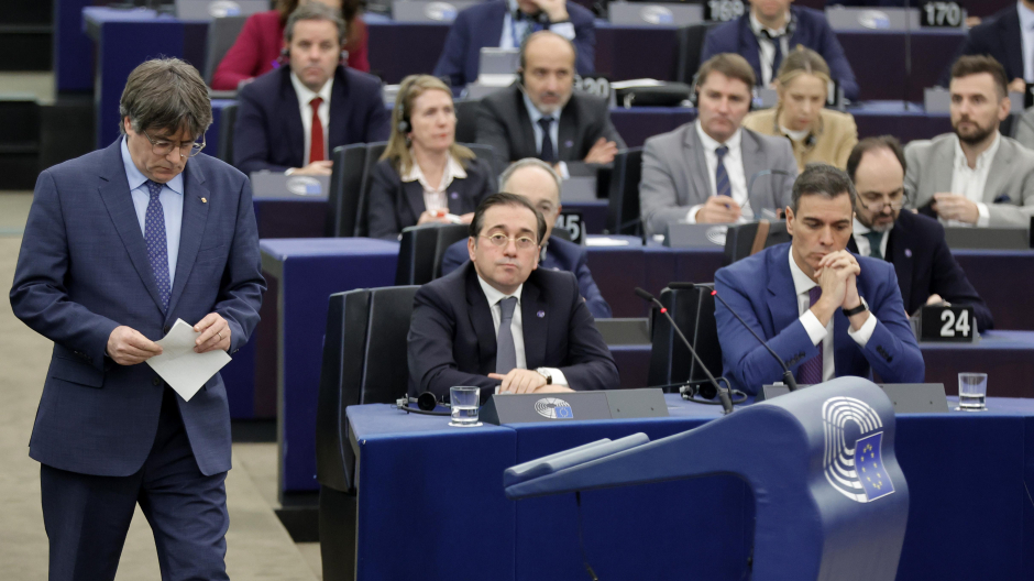 El expresidente catalán Carles Puigdemont pasa junto al presidente del Gobierno, Pedro Sánchez, y el ministro de Exteriores, José Manuel Albares, antes de tomar la palabra en el Parlamento Europeo en Estrasburgo