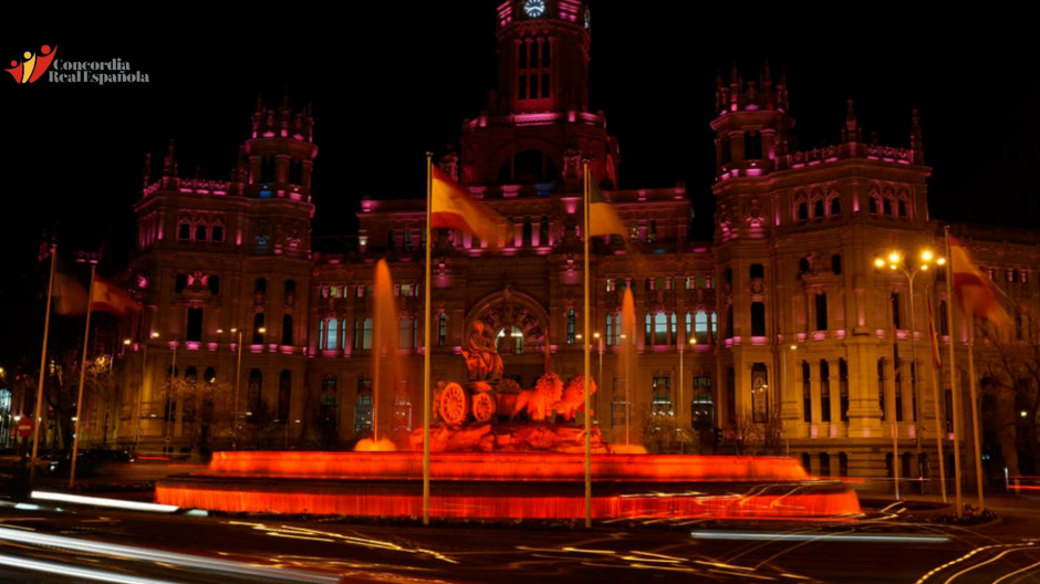 España se tiñe de rojo carmesí para felicitar al Rey Felipe VI