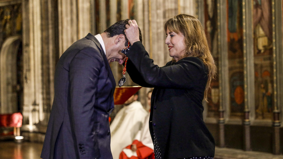 Juanma Moreno en la iglesia de Nôtre Dame du Sablon
