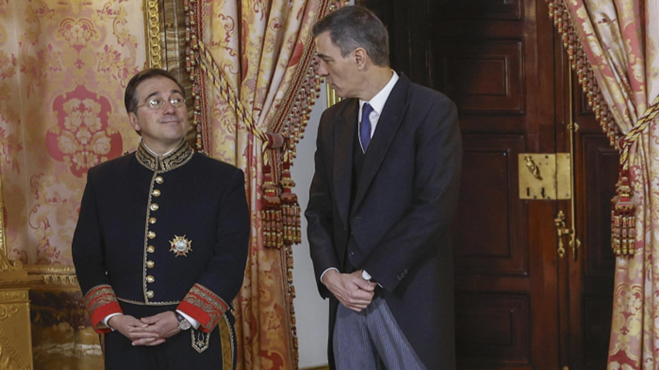 El ministro de Exteriores, José Manuel Albares, y el presidente del Gobierno, en el Palacio Real