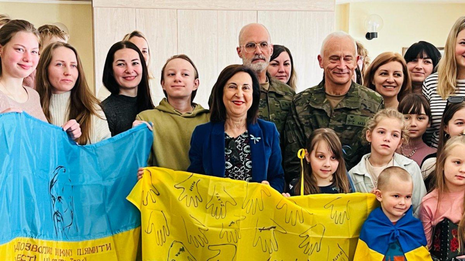 La ministra de Defensa, Margarita Robles, posa con familiares de combatientes ucranianos
