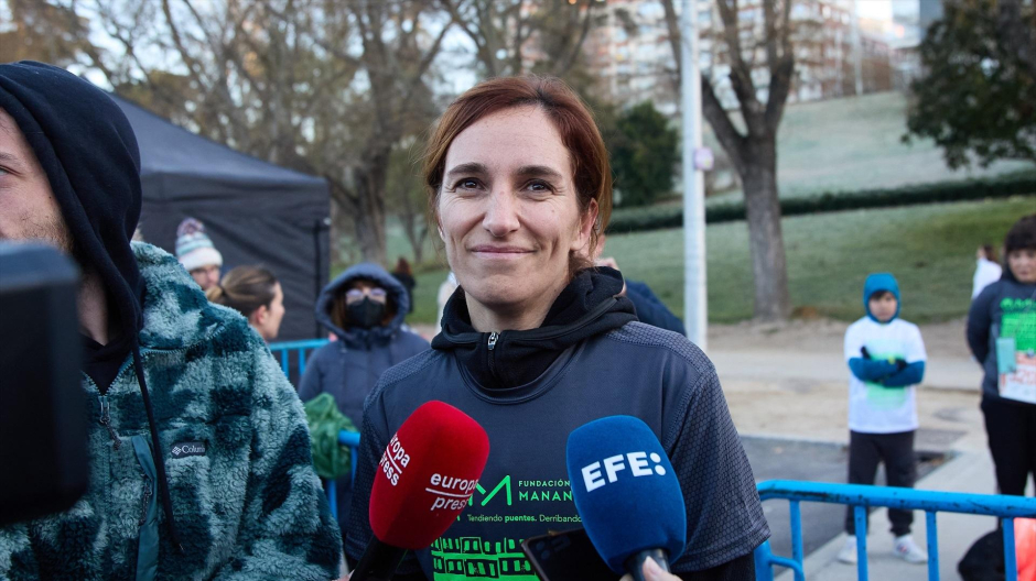 La ministra de Sanidad, Mónica García, atiende a los medios de comunicación antes de la XII Carrera de Salud Mental