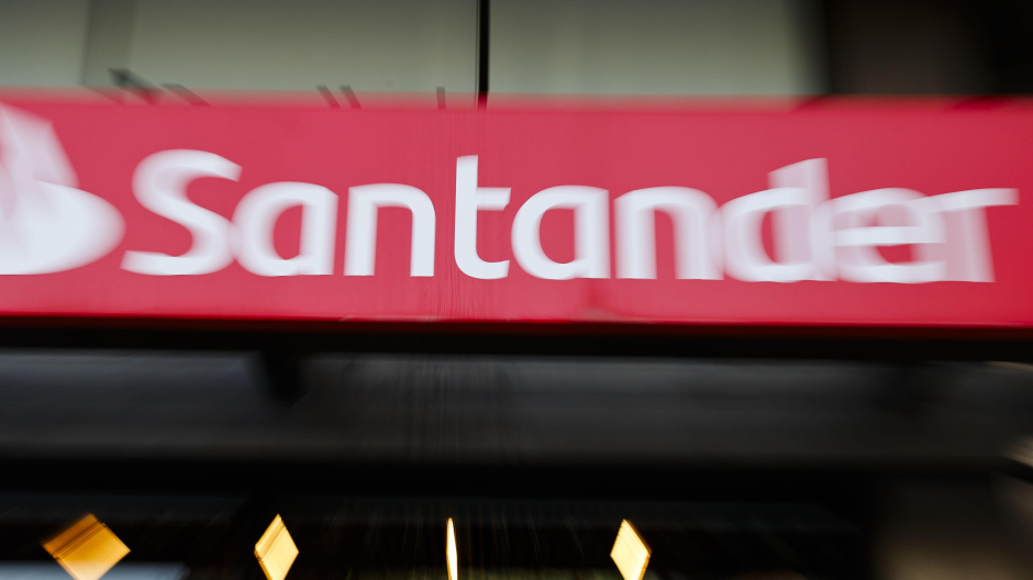 Logo del Santander en una sucursal
