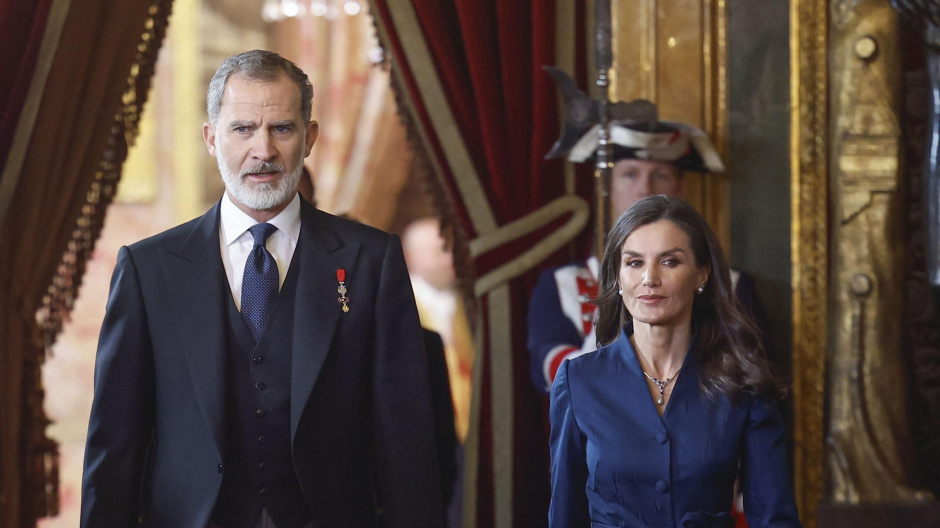 MADRID, 31/01/2024.- Los reyes Felipe VI y Letizia a su llegada a la recepción celebrada este miércoles en el Palacio Real con los miembros del cuerpo diplomático acreditado en España. EFE/ Chema Moya  POOL