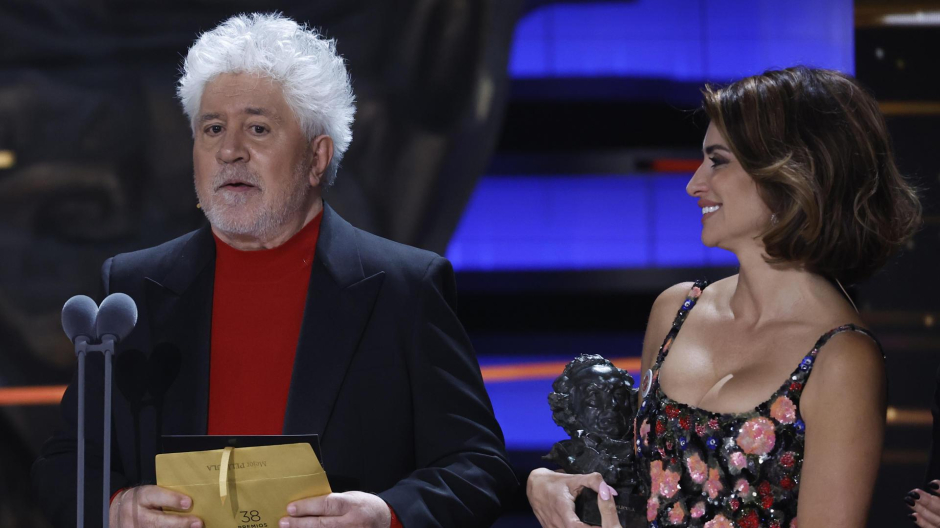 El realizador Pedro Almodovar y Penélope Cruz, durante la ceremonia de entrega de la 38 edición de los Premios Goya