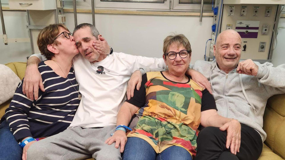 Los dos rehenes rescatados hoy por las fuerzas israelíes en Rafah, sur de la Franja de Gaza, los argentinos-israelíes Fernando Simón Marman, de 61 años, y Norberto Luis Har, de 70